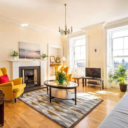 Altido Retro Castle Retreat 2Bed Apartment Edinburgh Bagian luar foto