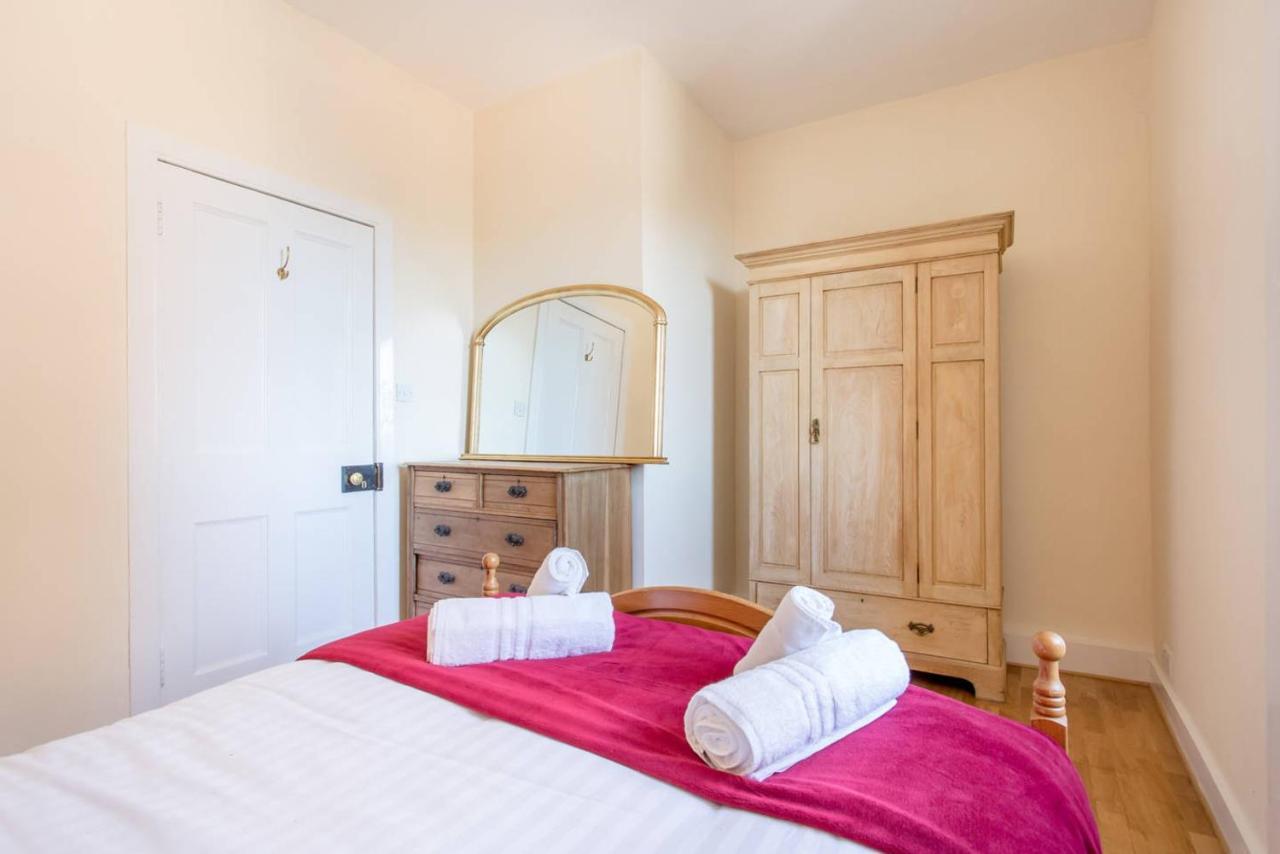 Altido Retro Castle Retreat 2Bed Apartment Edinburgh Bagian luar foto