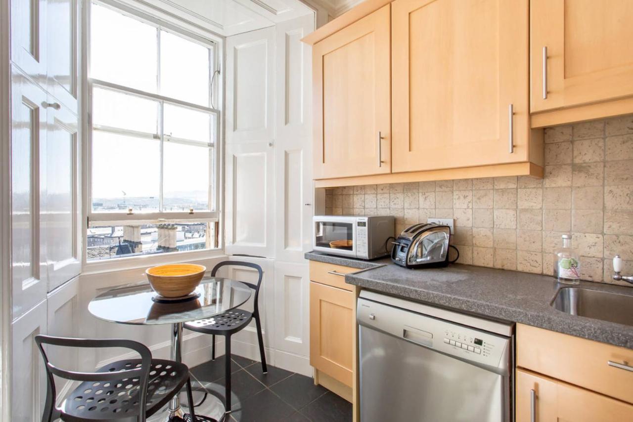 Altido Retro Castle Retreat 2Bed Apartment Edinburgh Ruang foto