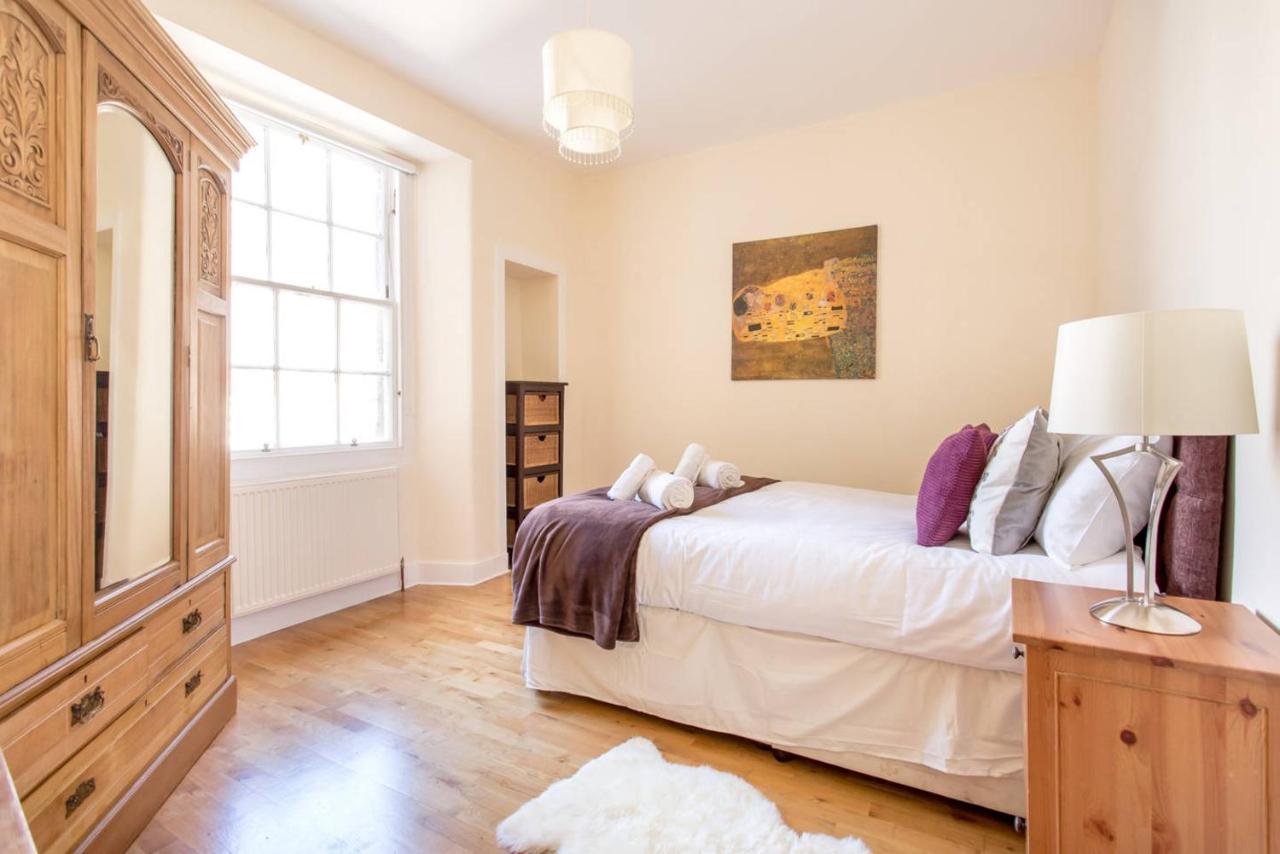 Altido Retro Castle Retreat 2Bed Apartment Edinburgh Bagian luar foto