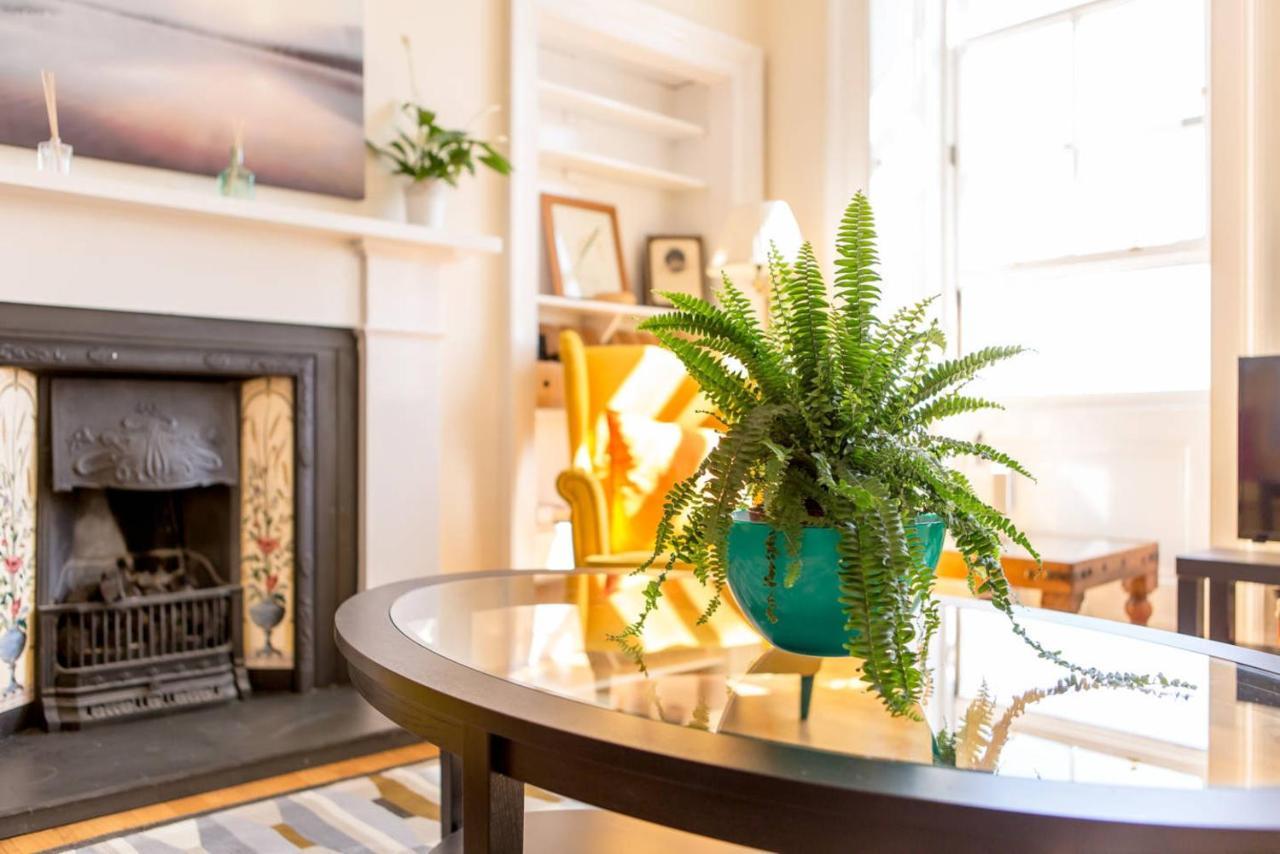 Altido Retro Castle Retreat 2Bed Apartment Edinburgh Ruang foto