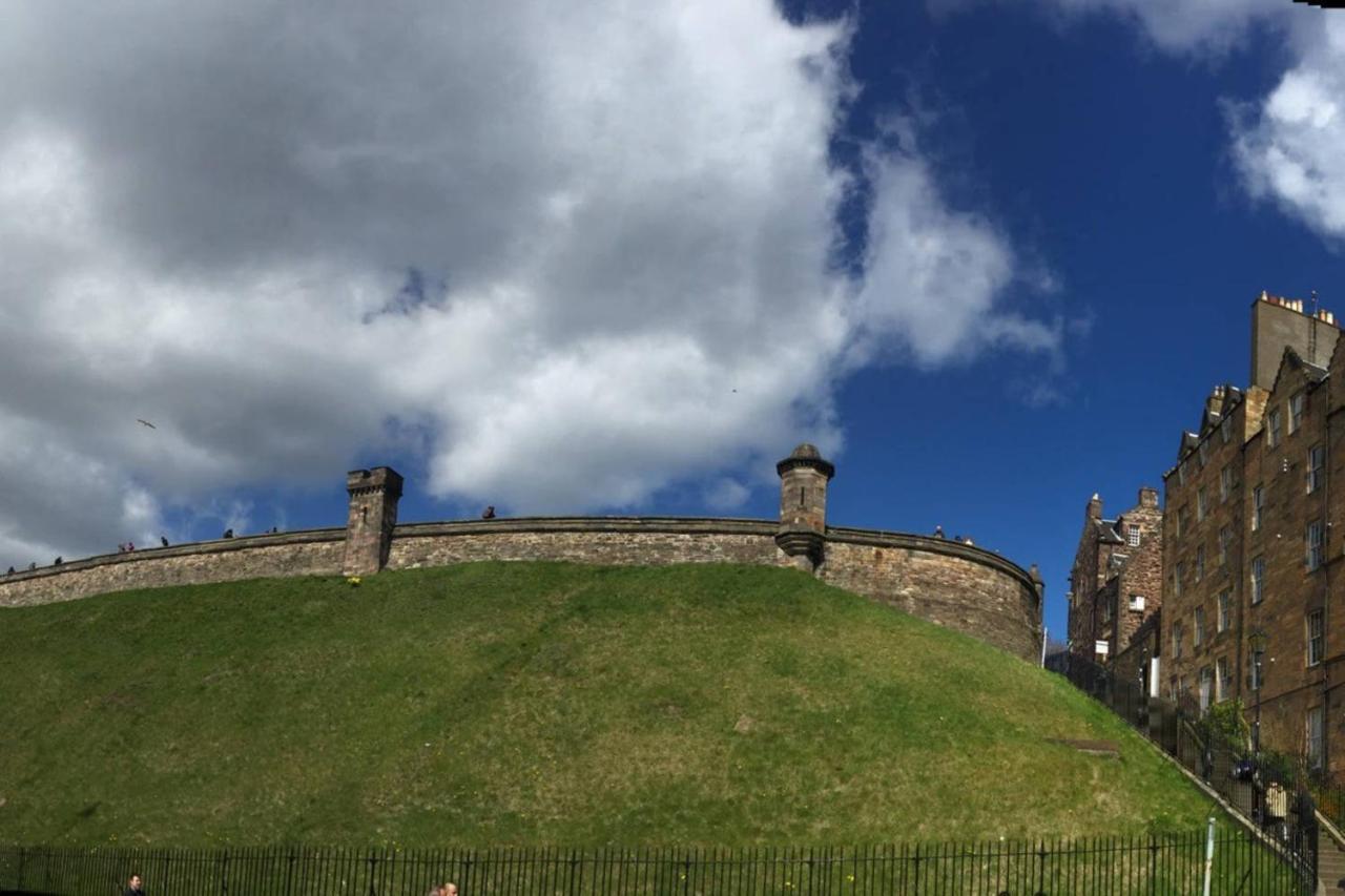 Altido Retro Castle Retreat 2Bed Apartment Edinburgh Ruang foto