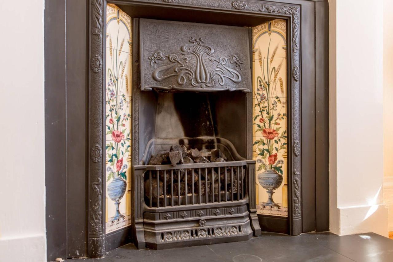 Altido Retro Castle Retreat 2Bed Apartment Edinburgh Bagian luar foto